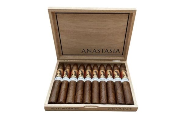 Anastasia Anejado 2016 Petite Piramide 768x512 kH7yk3