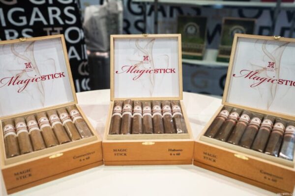 Howard G Cameroon Connecticut Habano Gordo Feature 768x512 GcRIfH