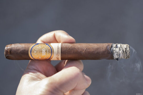 H. Upmann 180th Anniversary Toro 2 768x512 HfeBry