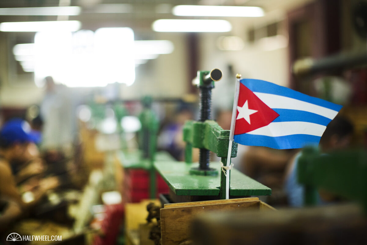 Festival del Habano XIX La Corona Factory Cuban Flag lfSUcN