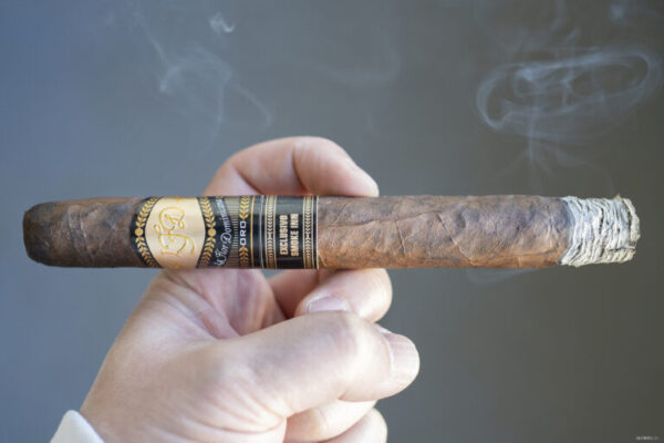 La Flor Dominicana Oro Smoke Inn 2 768x512 2XHG97