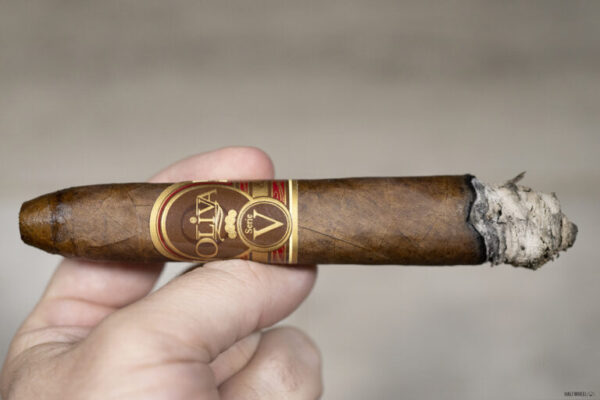 Oliva Serie V Figurado Box Pressed 2 768x512 4wTkid