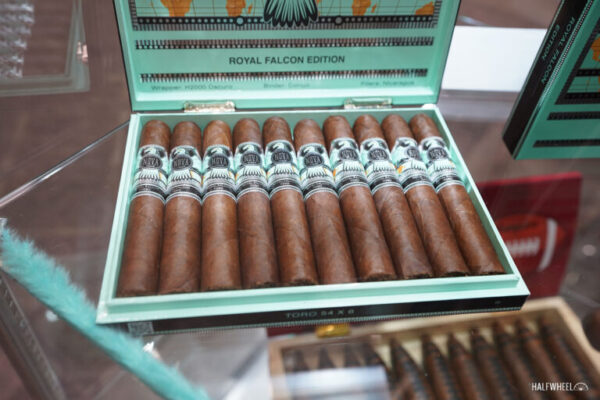 Platinum Nova Royal Falcon Edition 768x512 xDsJl7