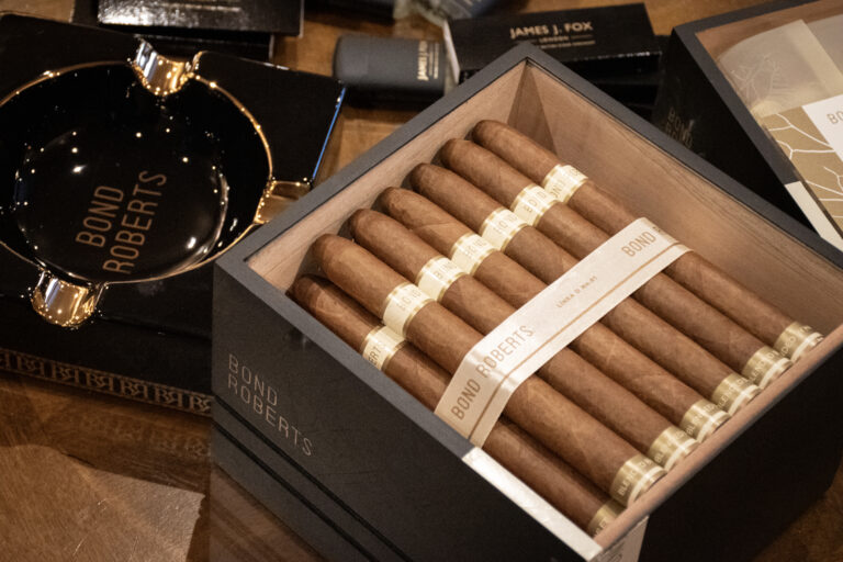 Bond Roberts Línea D No.01 Arrives At Stores Bond Roberts Linea D No.01 1 768x512 PfhpE7